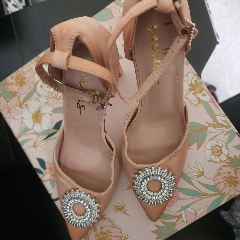 Elegant light blush Women's Shoes with Embellished Detail Sz 8